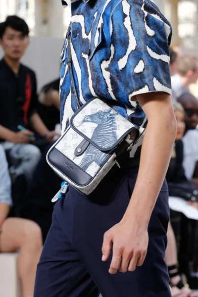 Look 100